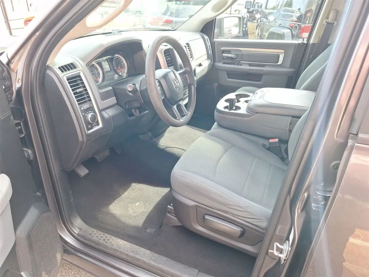 RAM 1500 SLT Quad Cab 2WD 2016