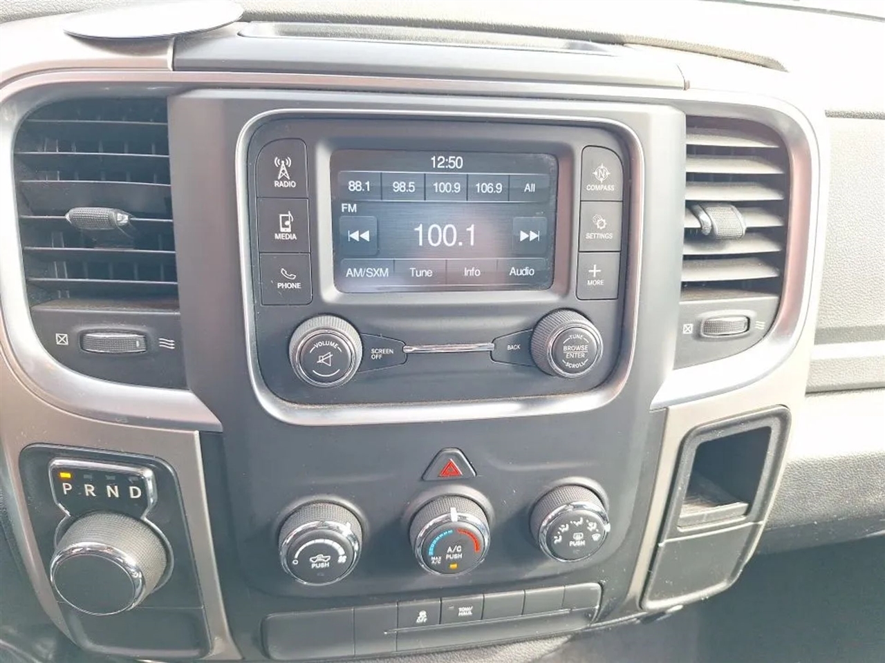 RAM 1500 SLT Quad Cab 2WD 2016