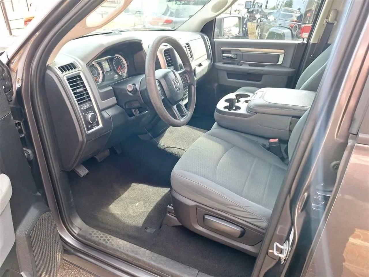 RAM 1500 SLT Quad Cab 2WD 2016