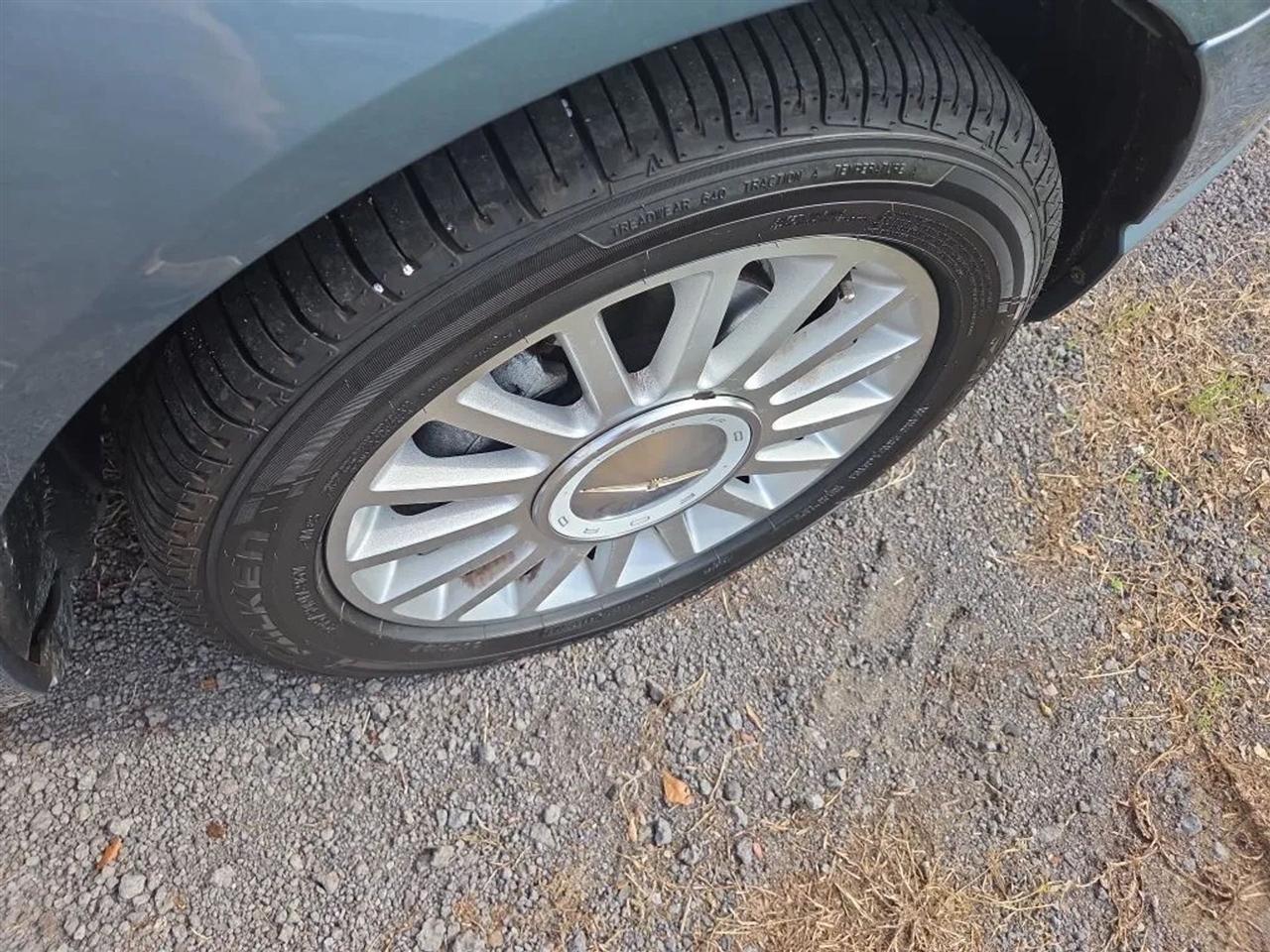 Ford Thunderbird Deluxe 2005