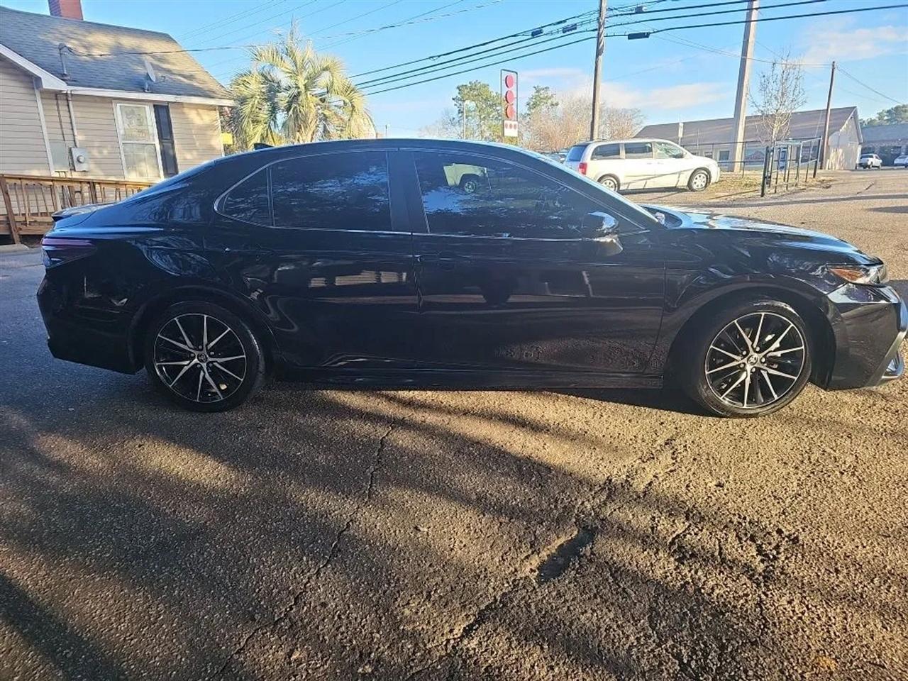 Toyota Camry SE 2023