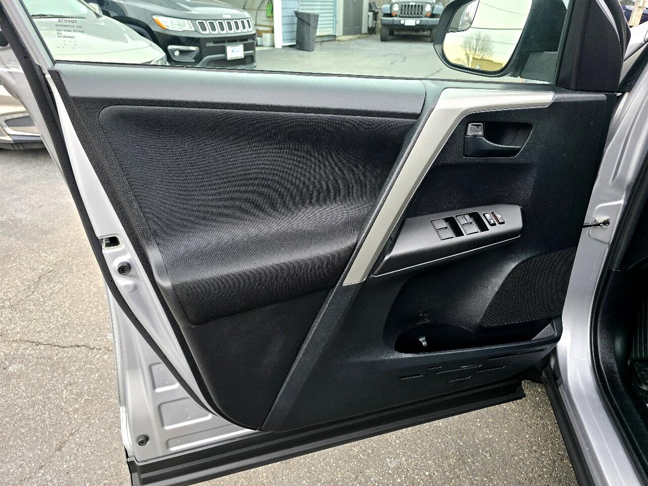 2017 Toyota RAV4 LE photo 11