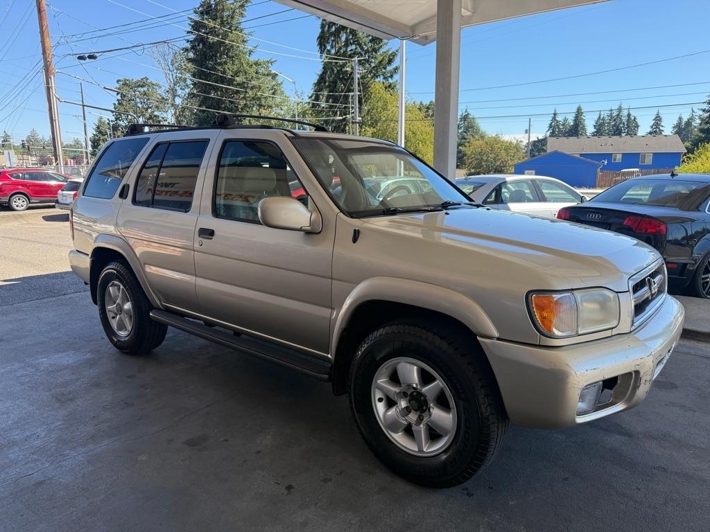 Nissan Pathfinder LE 4WD 2000