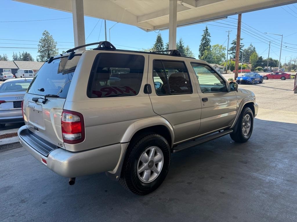 Nissan Pathfinder LE 4WD 2000