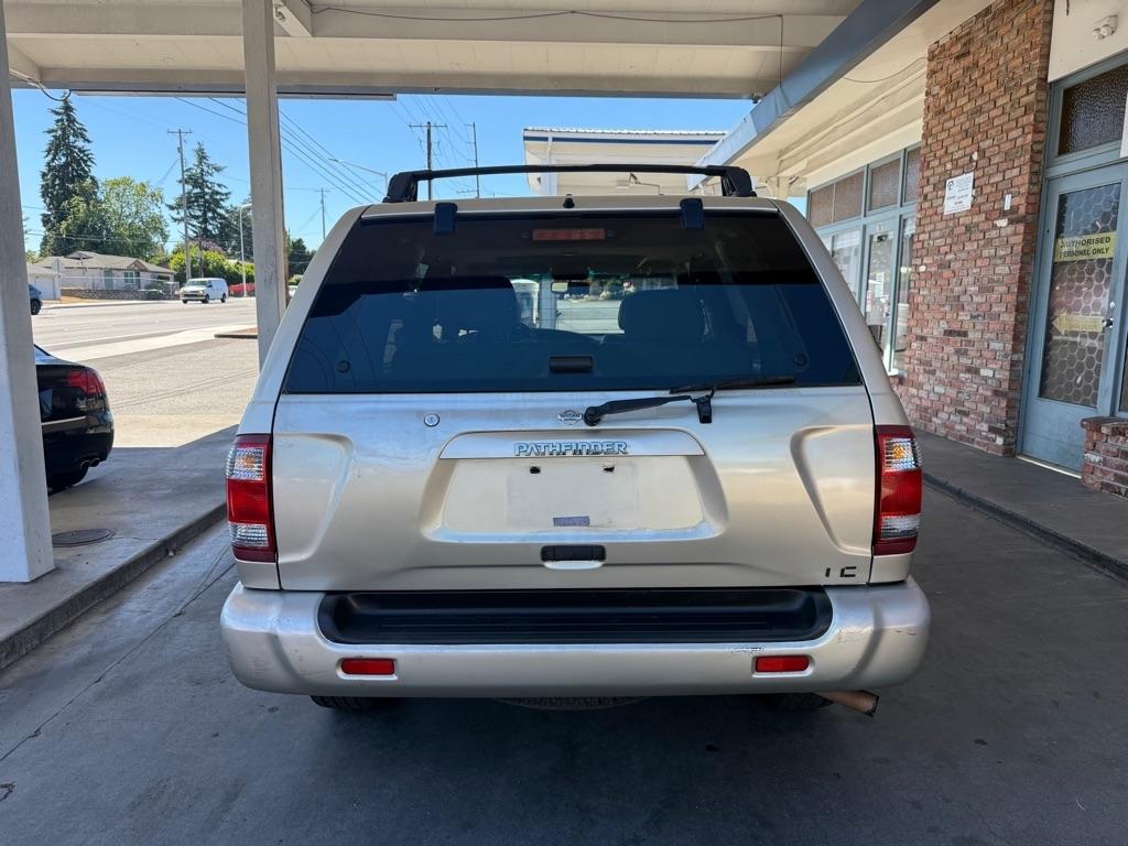 Nissan Pathfinder LE 4WD 2000