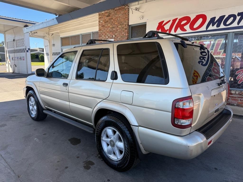 Nissan Pathfinder LE 4WD 2000