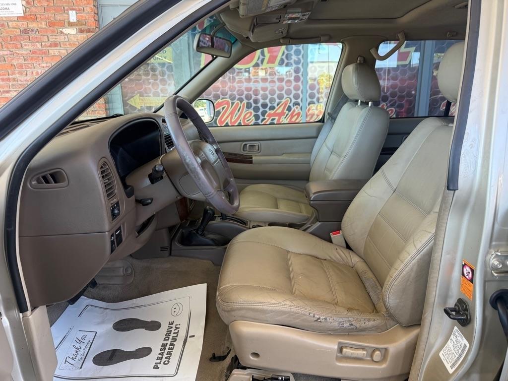Nissan Pathfinder LE 4WD 2000