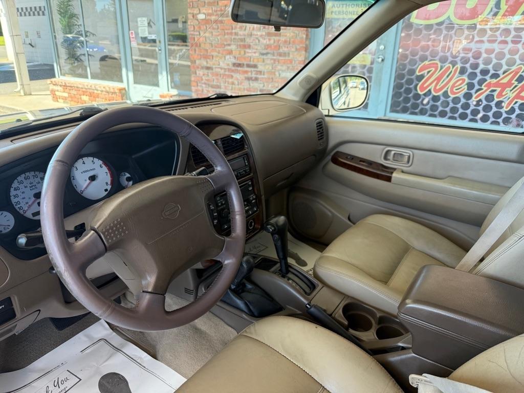 Nissan Pathfinder LE 4WD 2000
