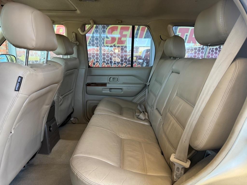 Nissan Pathfinder LE 4WD 2000
