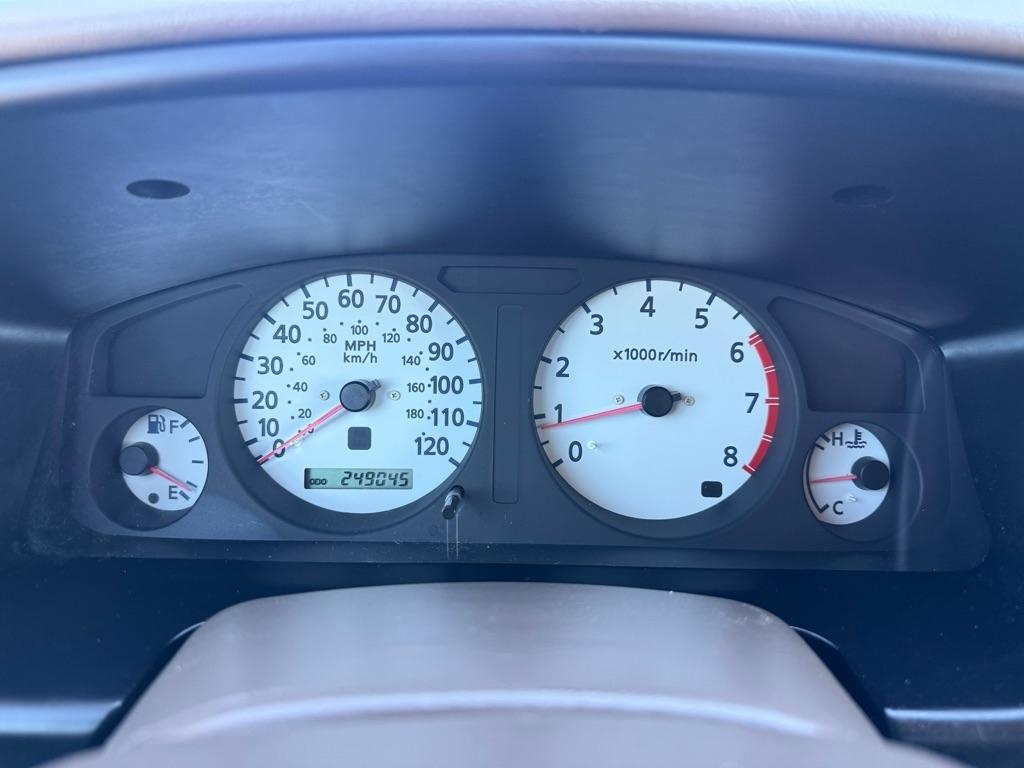 Nissan Pathfinder LE 4WD 2000