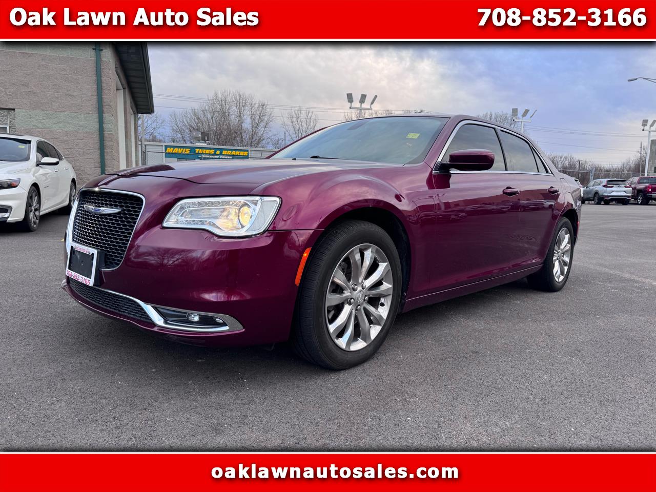 2018 Chrysler 300 Touring's photo