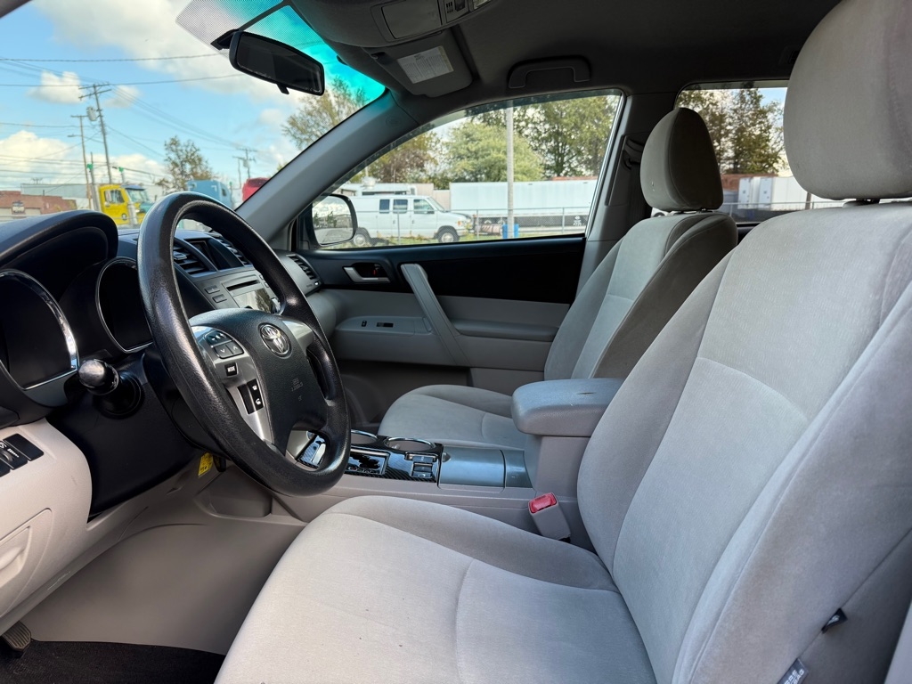 Toyota Highlander Base 4WD 2012