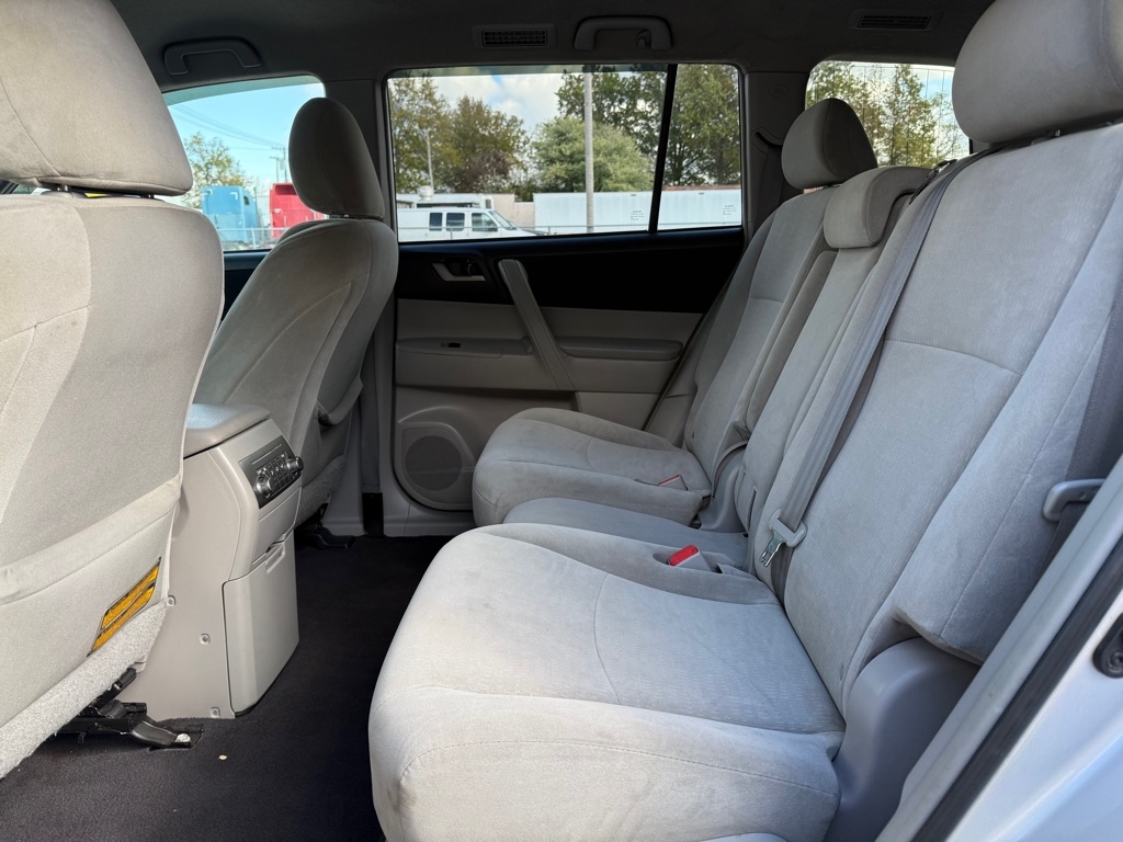 Toyota Highlander Base 4WD 2012