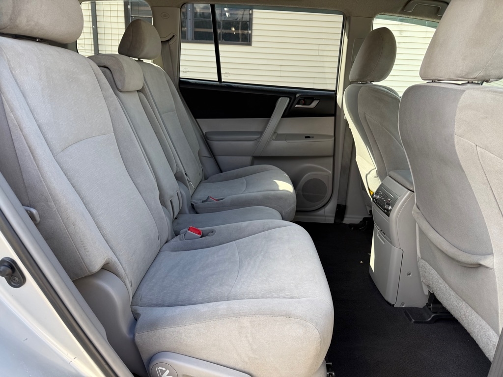 Toyota Highlander Base 4WD 2012