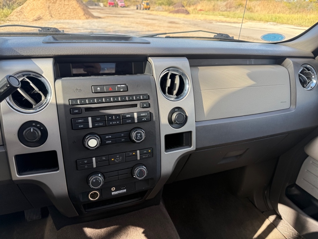 Ford F-150 XL SuperCab 8-ft. Bed 4WD 2010 Ford F-150 XL SuperCab 8-ft. Bed 4WD 2010