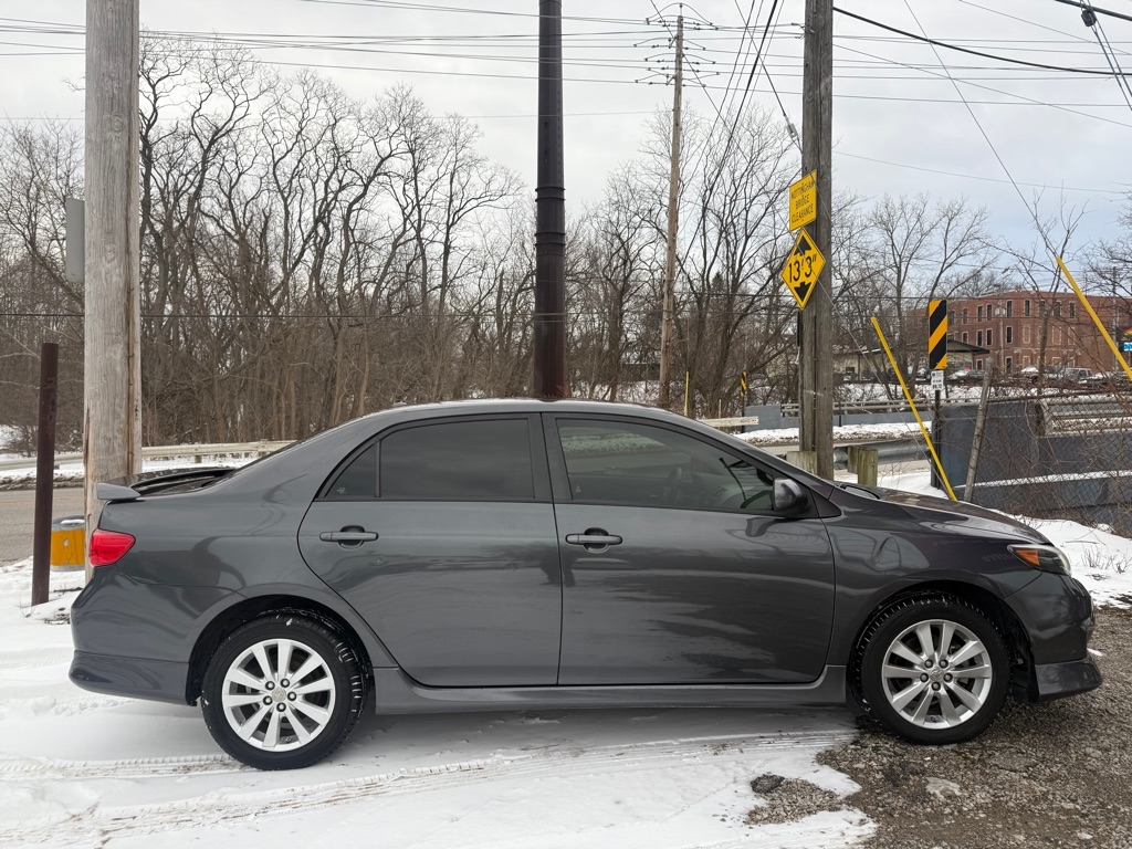 Toyota Corolla Base 5-Speed MT 2010