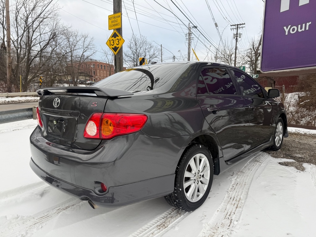 Toyota Corolla Base 5-Speed MT 2010