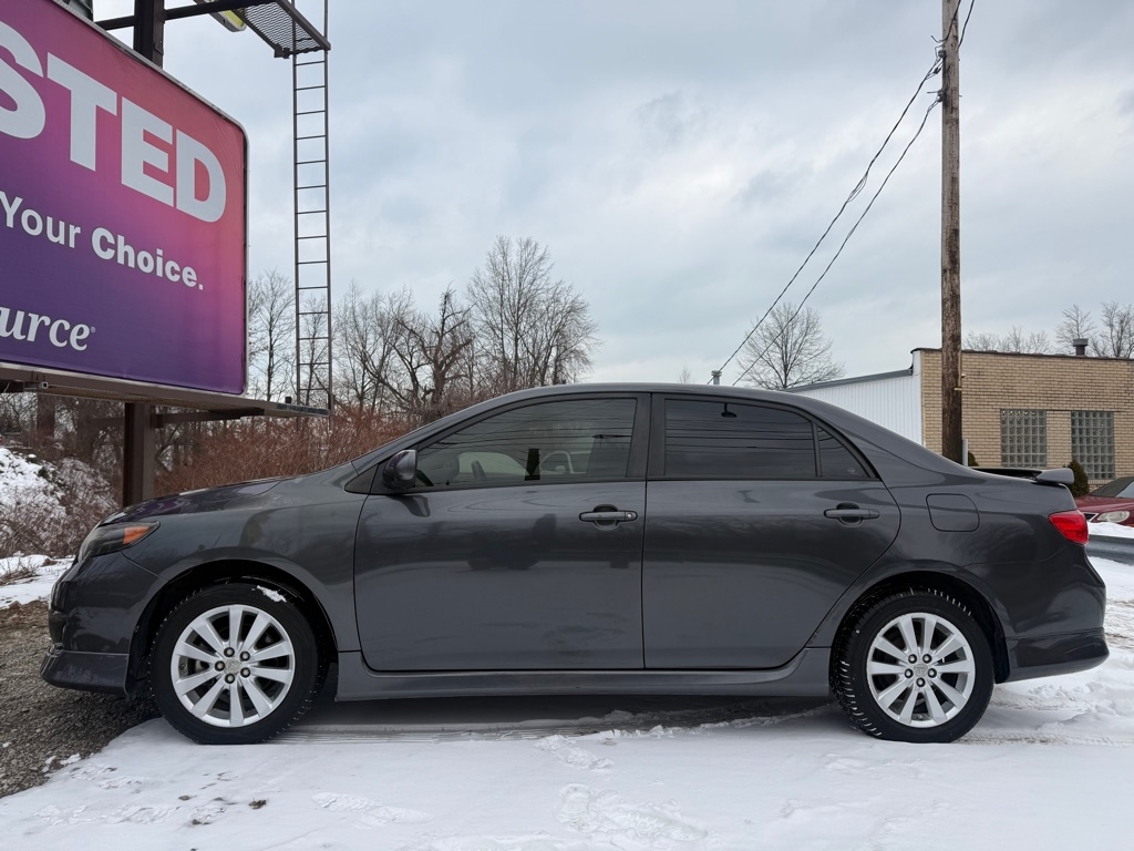 Toyota Corolla Base 5-Speed MT 2010