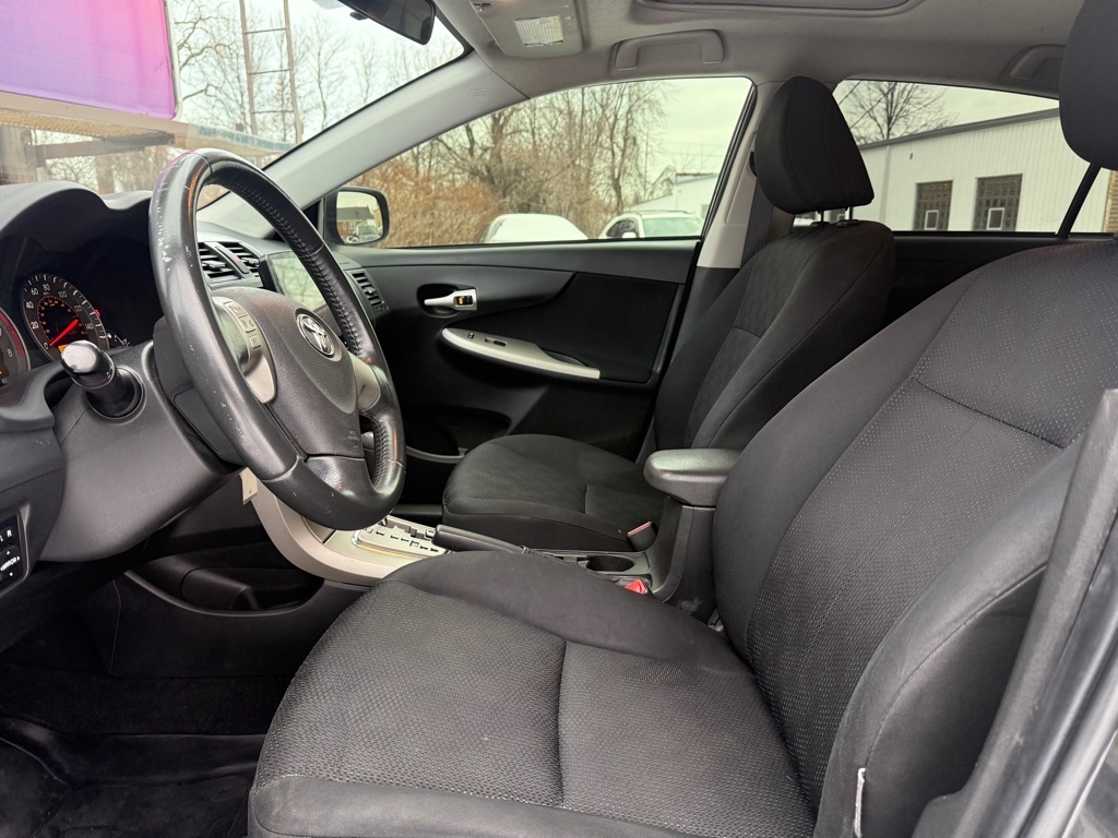 Toyota Corolla Base 5-Speed MT 2010