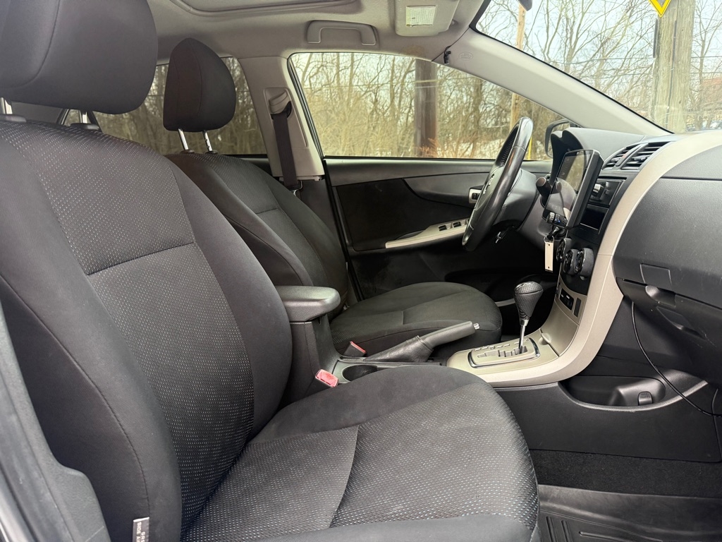 Toyota Corolla Base 5-Speed MT 2010