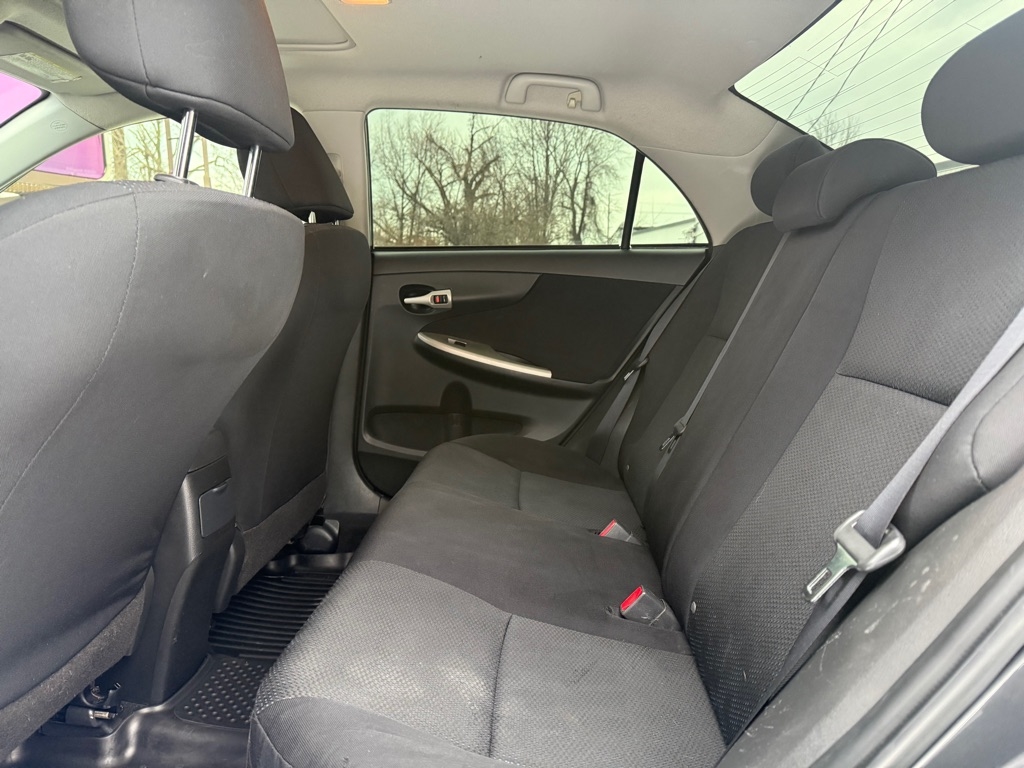 Toyota Corolla Base 5-Speed MT 2010