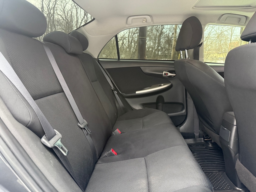 Toyota Corolla Base 5-Speed MT 2010