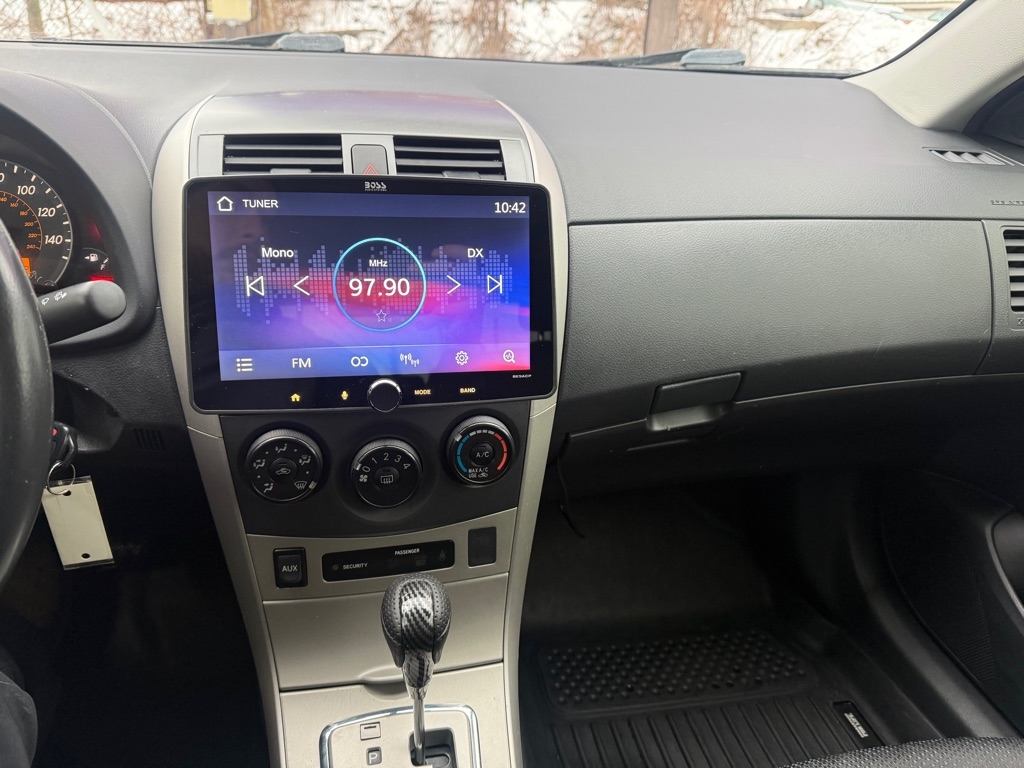 Toyota Corolla Base 5-Speed MT 2010