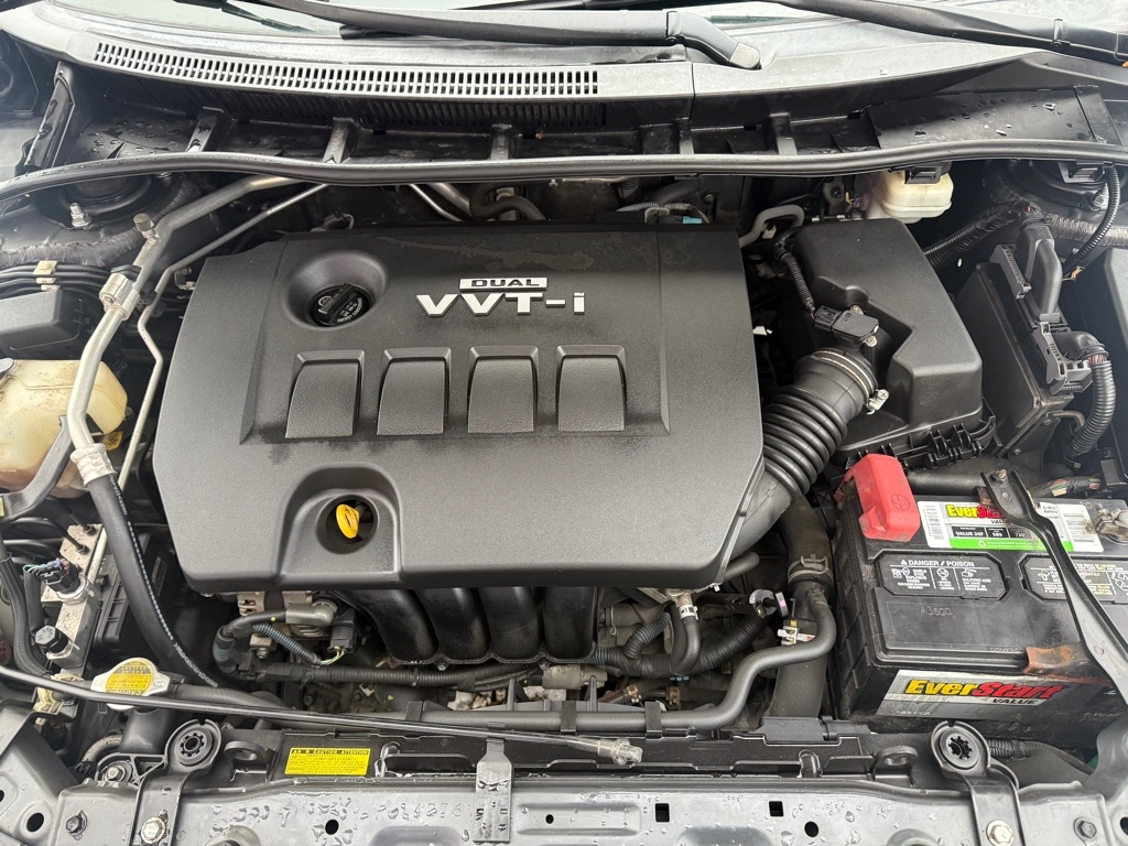 Toyota Corolla Base 5-Speed MT 2010