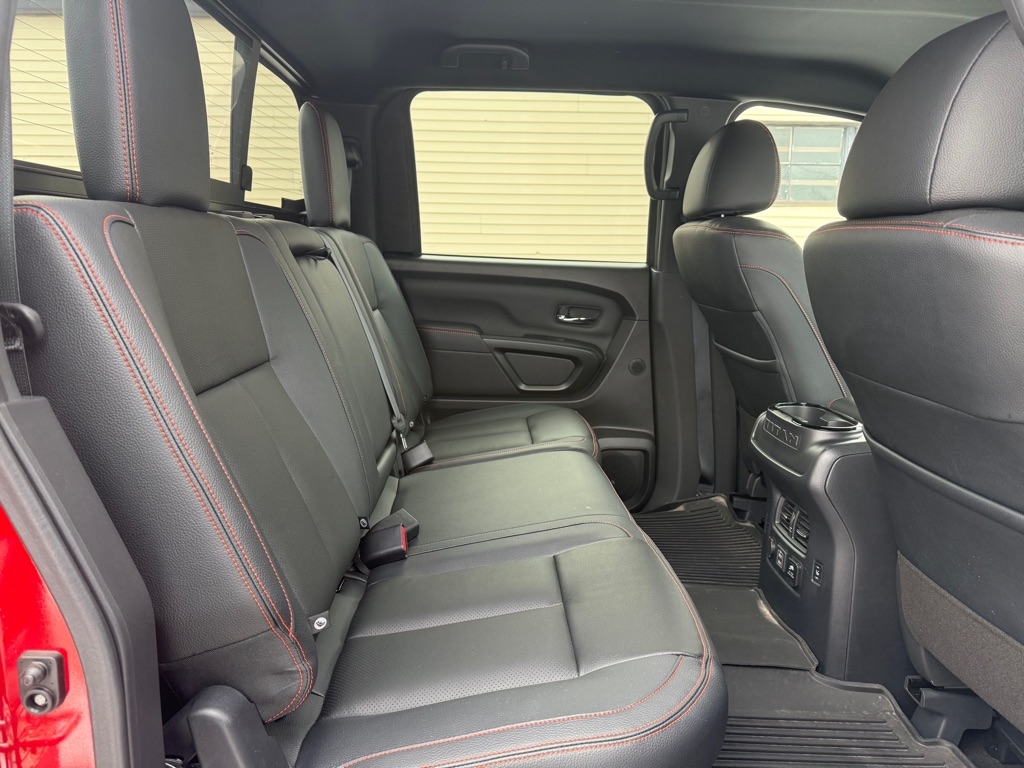 Nissan Titan PRO-4X Crew Cab 4WD 2024