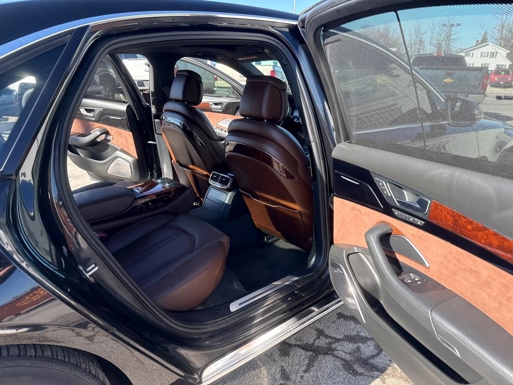 Audi A8 4.2L quattro 2011