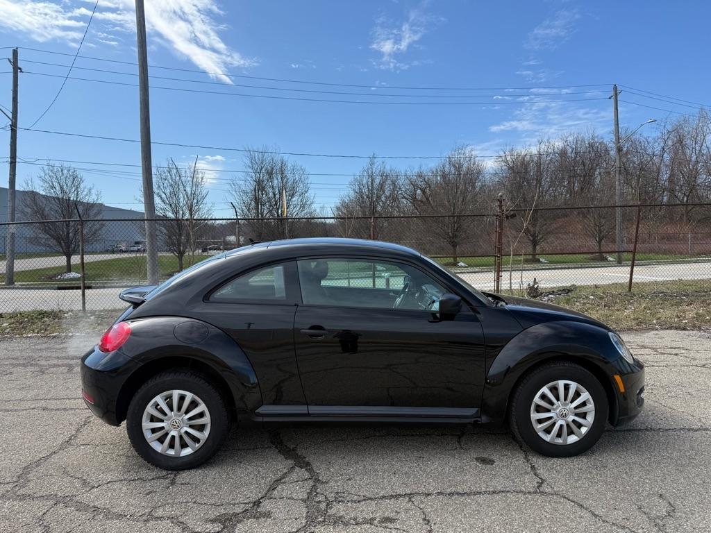 Volkswagen Beetle 2.5L w/Sunroof Sound & Nav 2012