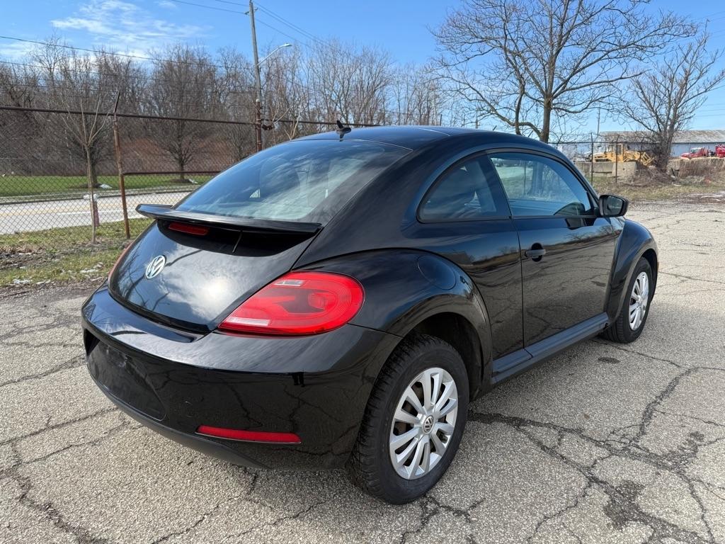 Volkswagen Beetle 2.5L w/Sunroof Sound & Nav 2012
