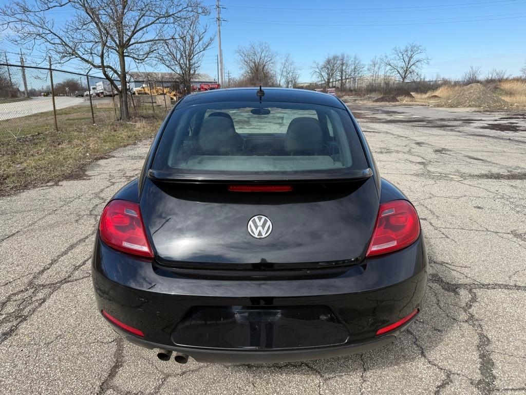Volkswagen Beetle 2.5L w/Sunroof Sound & Nav 2012
