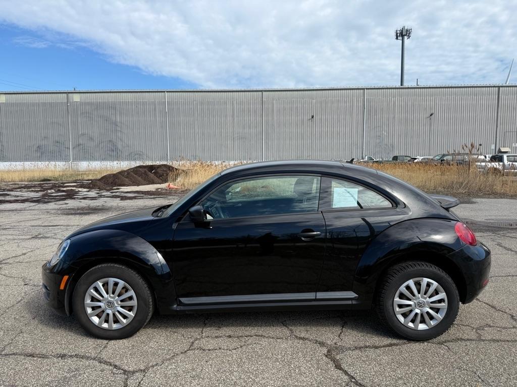 Volkswagen Beetle 2.5L w/Sunroof Sound & Nav 2012