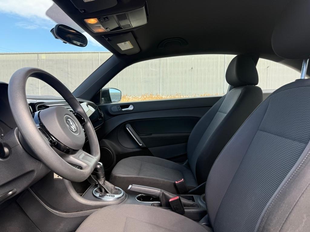 Volkswagen Beetle 2.5L w/Sunroof Sound & Nav 2012