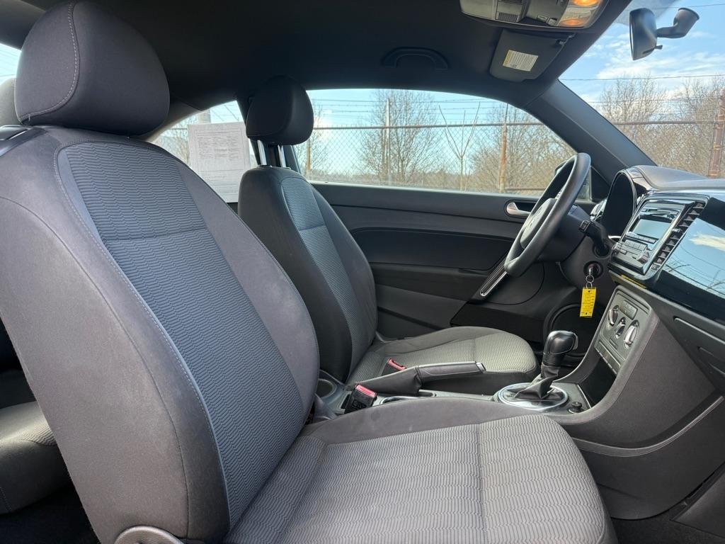 Volkswagen Beetle 2.5L w/Sunroof Sound & Nav 2012