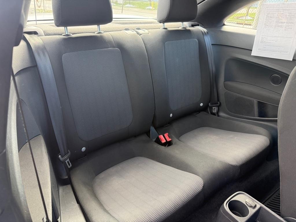 Volkswagen Beetle 2.5L w/Sunroof Sound & Nav 2012