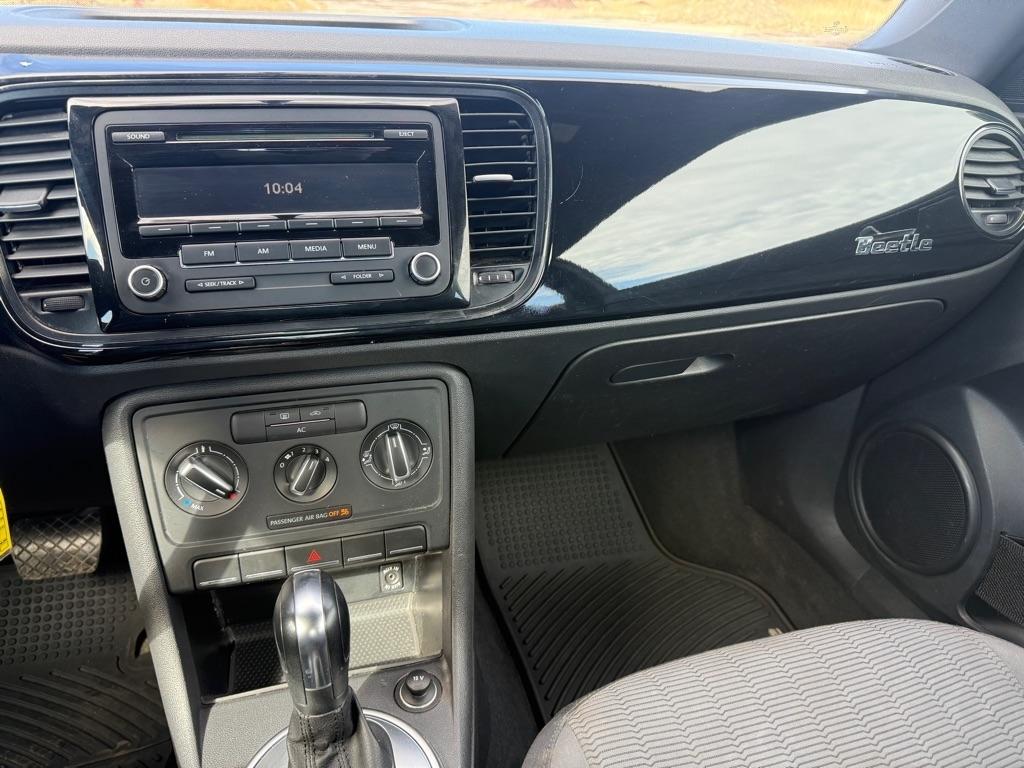 Volkswagen Beetle 2.5L w/Sunroof Sound & Nav 2012