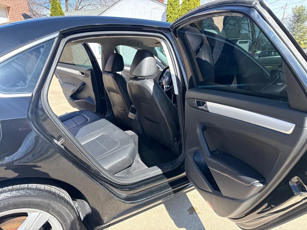 Volkswagen Passat 2.5L SE AT 2012