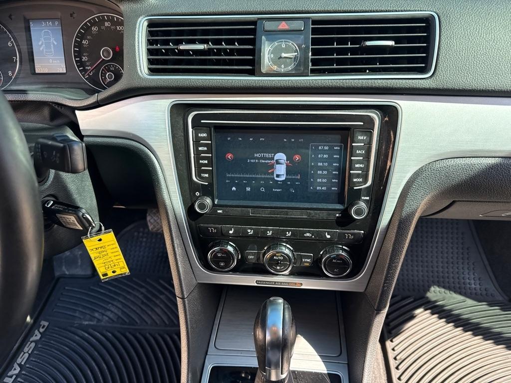 Volkswagen Passat 2.5L SE AT 2012