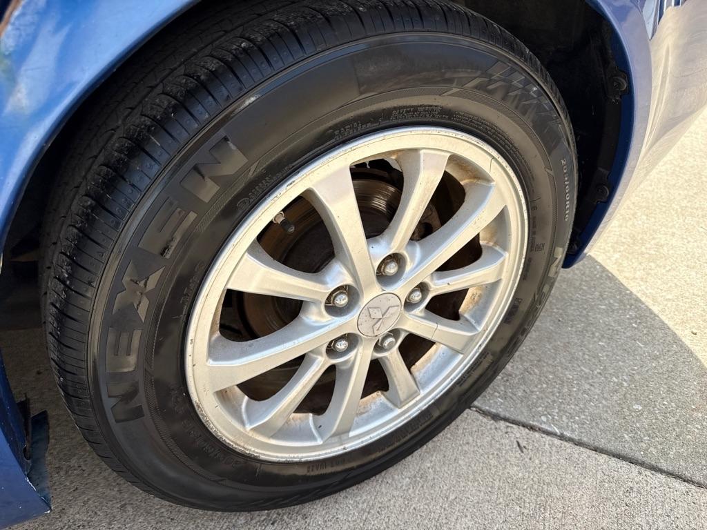 Mitsubishi Lancer ES 2012