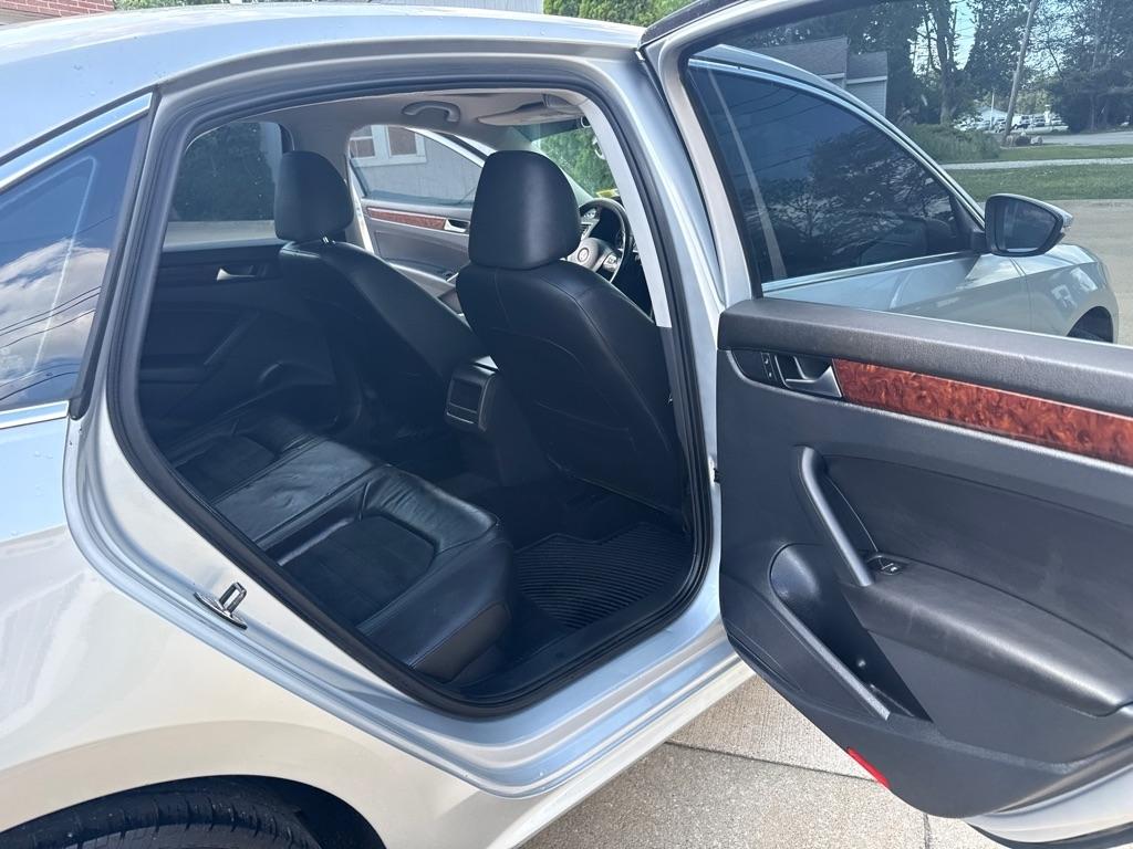 Volkswagen Passat 2.0L TDI SEL2 2012