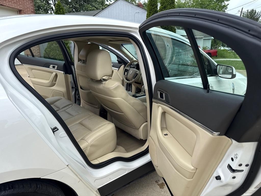 Lincoln MKS 3.5L with EcoBoost AWD 2011