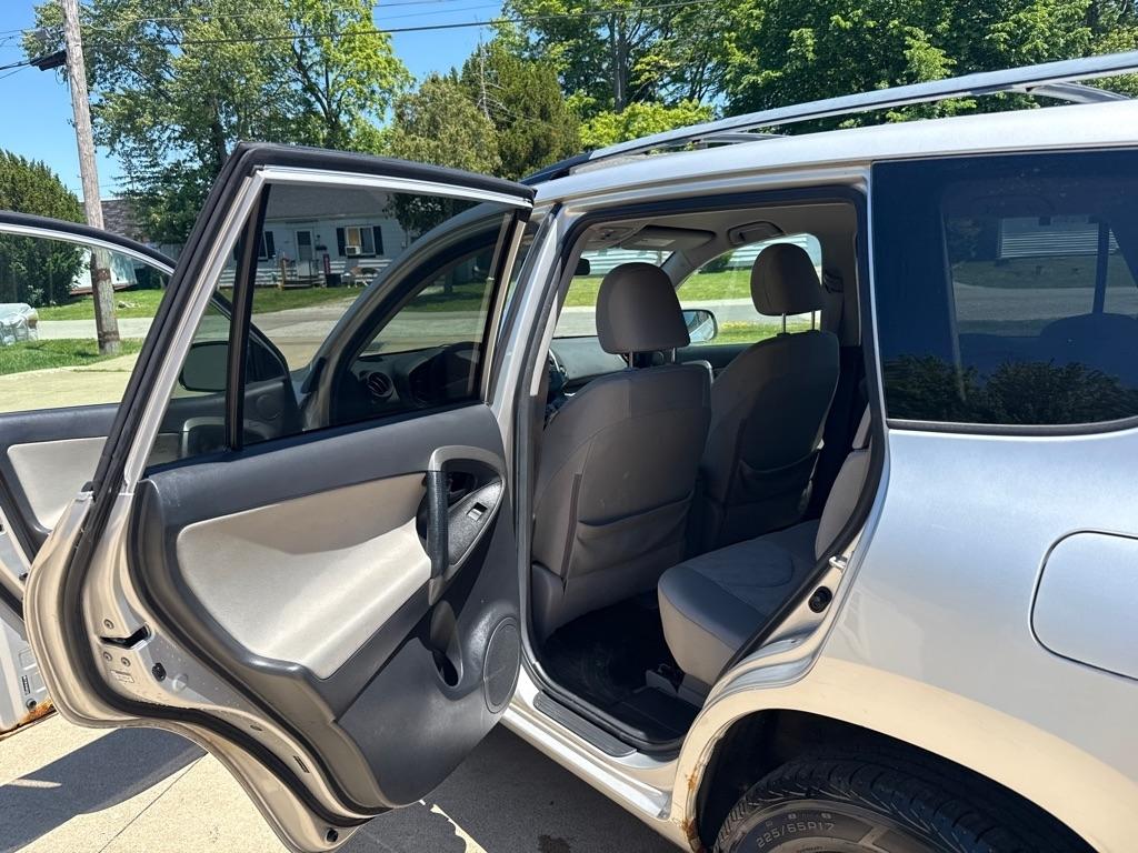 Toyota RAV4 Base I4 4WD 2010