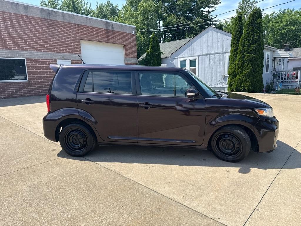 Scion xB 5-Door Wagon 5-Spd MT 2012