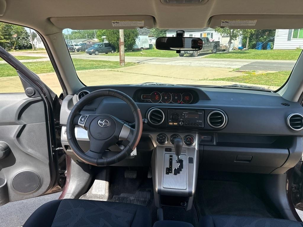 Scion xB 5-Door Wagon 5-Spd MT 2012