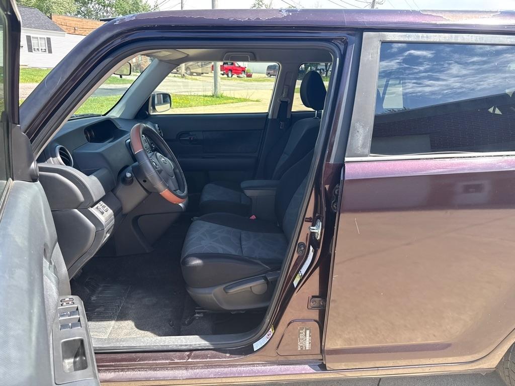 Scion xB 5-Door Wagon 5-Spd MT 2012