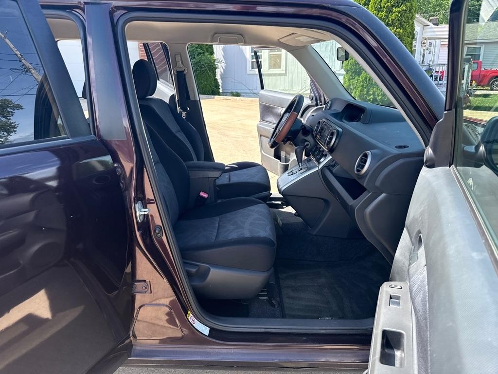 Scion xB 5-Door Wagon 5-Spd MT 2012