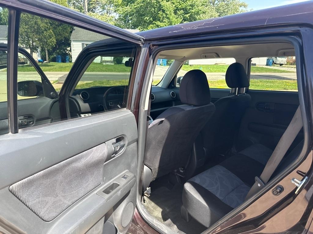 Scion xB 5-Door Wagon 5-Spd MT 2012