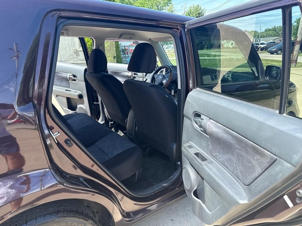 Scion xB 5-Door Wagon 5-Spd MT 2012
